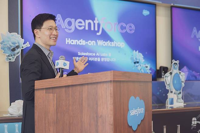 세일즈포스는 CRM을 넘어 기업 환경 전반에 AI를 도입하는 게 목표다 / 출처=IT동아