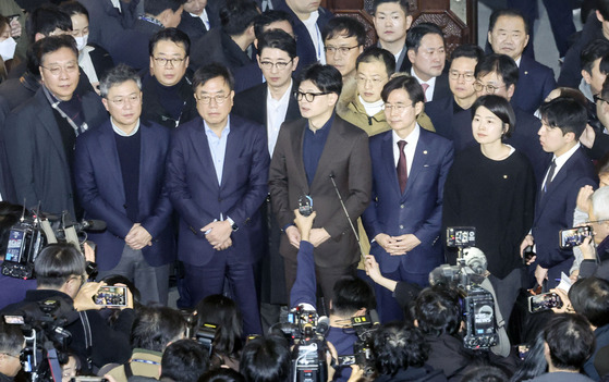 윤석열 대통령이 계엄령을 선포한 다음 날인 2024년 12월 4일 새벽 한동훈 국민의힘 대표가 국회 본회의장을 나와 입장을 밝히고 있다. 김성룡 기자