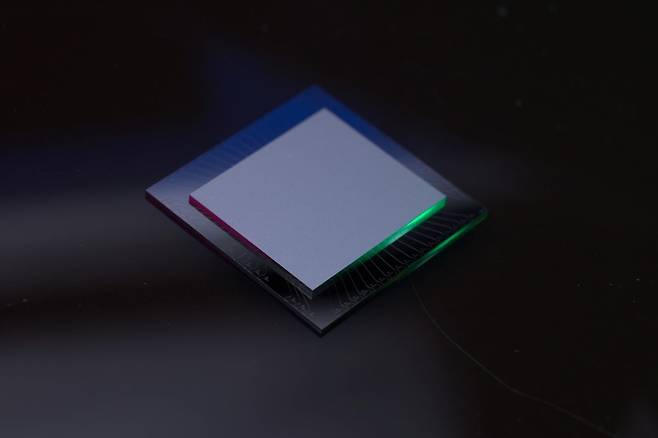 아마존웹서비스(AWS)가 처음 공개한 양자 칩 '오셀롯'./ 사진=REUTERS