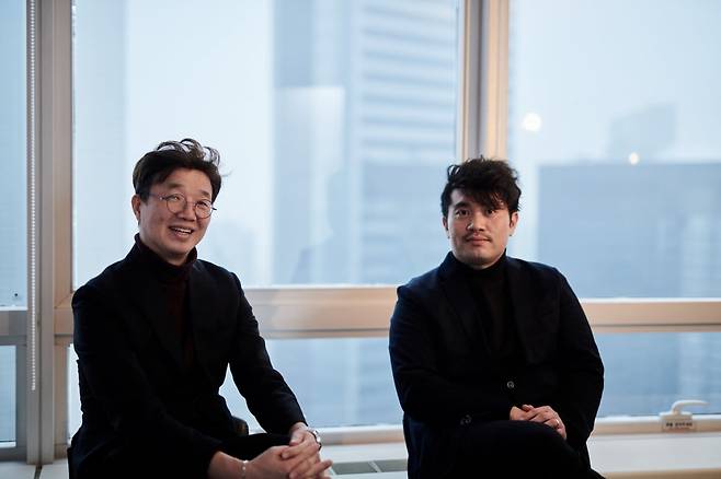 홍영기 상무는 2018년 평창동계올림픽 개·폐회식 제작 감독으로 국내외 체험·마케팅 전문가다. ‘2024 SK AI SUMMIT’을 성공적으로 개최했고, 올해 ‘SK텔레콤 MWC’를 준비 중에 있다. 이순우 CD는 크리에이티브 제작물 및 영상 총괄로 광고영상과 디자인 업무에 AI를 도입, 새로운 제작 과정을 전개하고 있다. (왼쪽부터) 이든앤앨리스마케팅 홍영기 상무, 이순우CD. 사진=이든앤앨리스마케팅