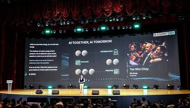 'SK AI SUMMIT 2024' 행사 사진. 최태원 SK 회장 뒤 큰 화면에 AI 실시간 번역 서비스가 제공되고 있다. 사진=이든앤앨리스마케팅