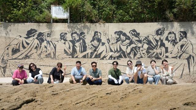 바꾸는교회 성도들이  비전트립을 함께 간 가나안 성도들과 함께 전남 신안군에 있는 신안 소악도 최후의만찬 벽화 앞에서 기념사진을 촬영하고 있다. 바꾸는교회 제공