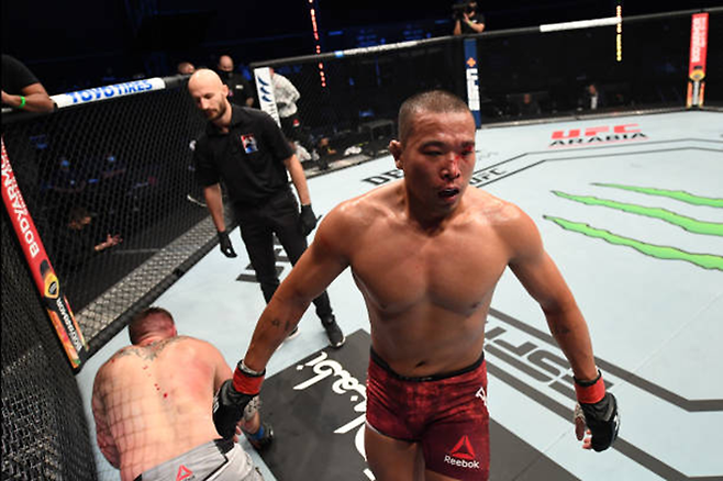 박준용이 2020년 10월 UFC 파이트 아일랜드 대회 미들급 경기 2라운드 종료 후 지쳐 엎드려 있는 상대를 뒤로하고 자신의 코너로 걸어가고 있다. 사진=TKO