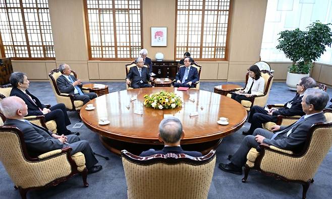 조태열 외교부 장관(왼쪽에서 5번째)과 지난해 10월 한일 미래세대 협력 방안 등을 논의하고 있는 가토리 요시노리(鹿取克章) 일한문화교류기금 이사장(왼쪽에서 3번째). 일본 원로 외교관들과 미즈시마 고이치 주한일본대사(왼쪽에서 2번째)도 배석했다. / 사진=외교부