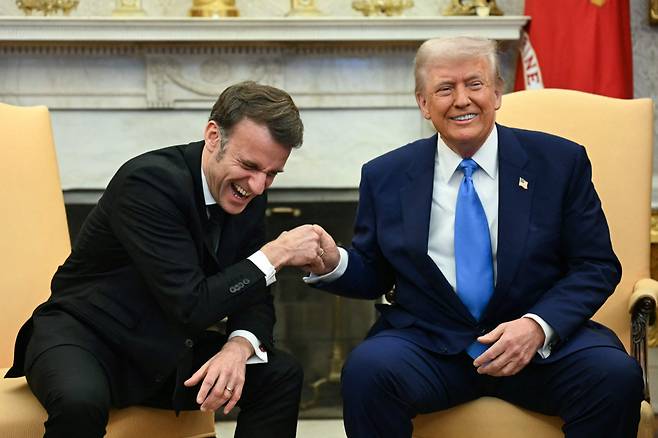 도널드 트럼프 미국 대통령이 24일(현지 시간) 워싱턴 백악관을 방문한 에마뉘엘 마크롱 프랑스 대통령과 회담 중 악수를 하고 있다. 2025.02.25 /AFPBBNews=뉴스1