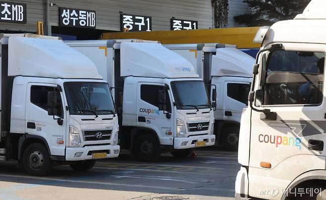 26일 서울시내 한 쿠팡 물류센터가 분주한 모습을 보이고 있다.  쿠팡이 지난해 처음으로 연 매출 40조원을 돌파하며 2년 연속 영업 흑자를 기록했다. /사진제공=뉴시스