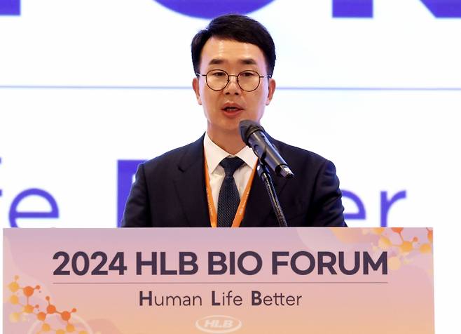 진양곤 HLB그룹 회장의 HLB 주식평가액이 주목된다. 사진은 지난해 5월 'HLB 바이오포럼'에 참석한 진 회장. /사진=뉴시스