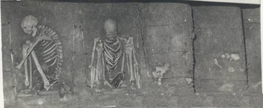 뤼순감옥 묘지에서 발굴된  원통형 유골에 작은 파란색 약병. 김월배 교수 제공