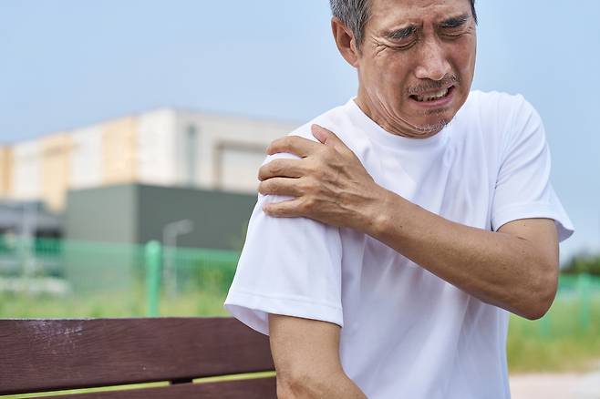 회전근개 파열은 진행성 질환이다. 40대에는 충돌증후군이 잘 생기고, 50대에는 회전근개 부분파열, 60대에는 완전파열로 진행한다.