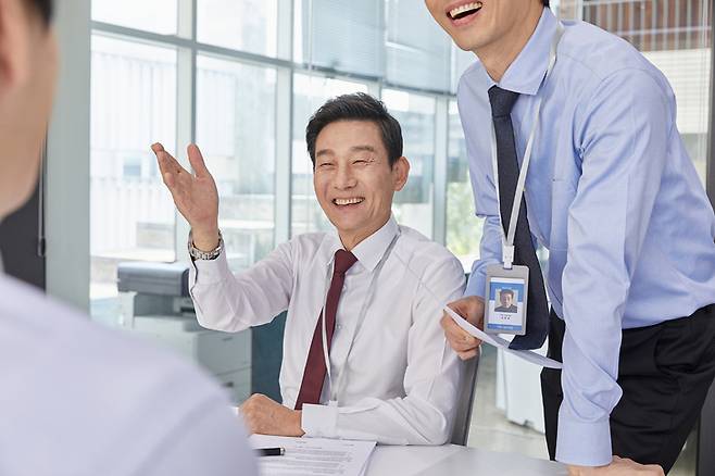 퇴직연금 사전지정운용제도(디폴트옵션) 적립금이 작년 말 40조원을 돌파했지만 10명 중 8명은 여전히 적금과 같은 ‘초저위험’ 상품에 묶여 있다. 고위험 등급과 수익률 격차도 13.5%포인트나 차이가 난다.