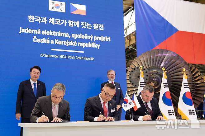 [플젠=뉴시스] 조수정 기자 = 윤석열 대통령과 페트로 피알라 체코 총리가 20일(현지시각) 체코 플젠 산업단지 내 두산스코다파워 공장에서 열린 황주호 한수원 사장, 박지원 두산에너빌리티 회장, 다니엘 프로차스카 두산스코다파워 대표의 체코기업 터빈 두코바니 원전 공급 MOU에 임석해 있다. (공동취재) 2024.09.20. chocrystal@newsis.com