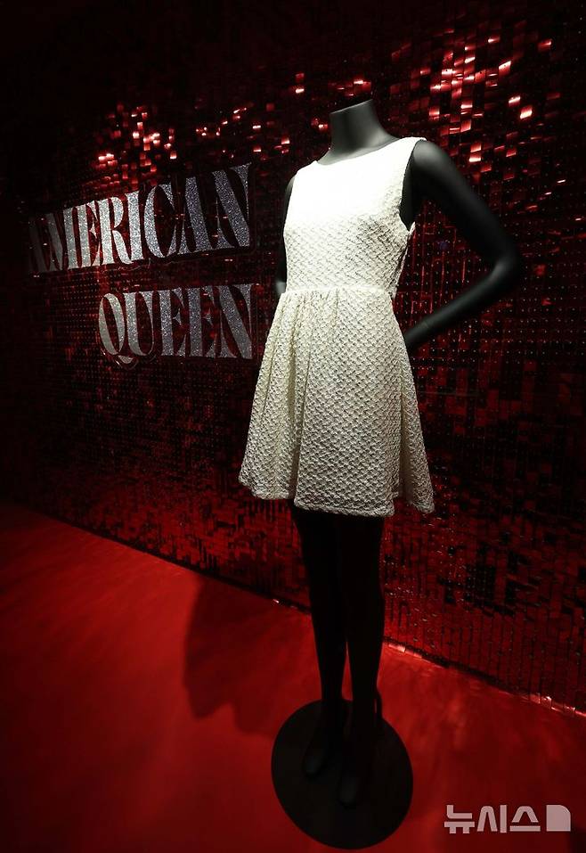 [서울=뉴시스] 고범준 기자 = 28일 서울 강남구 현대백화점 무역센터점 문화홀에서 열린 '위대한 뮤지션 100인전 vol.1'에서 테일러 스위프트 드레스가 전시되어 있다. 전시관은 아메리칸 퀸, 디바, 위대한 밴드, 위대한 기타리스트 컬렉션, 팝의 황제, 힙합, 그래미 & BTS 등 7개 공간으로 구성됐다. 2025.02.28. bjko@newsis.com