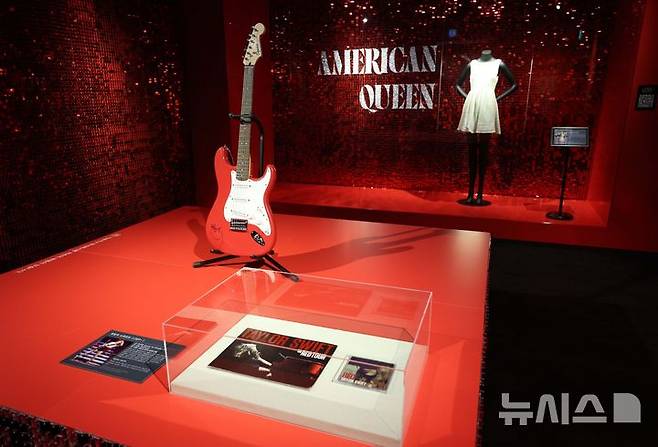 [서울=뉴시스] 고범준 기자 = 28일 서울 강남구 현대백화점 무역센터점 문화홀에서 열린 '위대한 뮤지션 100인전 vol.1'에서 테일러 스위프트가 연주한 기타와 드레스가 전시되어 있다. 전시관은 아메리칸 퀸, 디바, 위대한 밴드, 위대한 기타리스트 컬렉션, 팝의 황제, 힙합, 그래미 & BTS 등 7개 공간으로 구성됐다. 2025.02.28. bjko@newsis.com