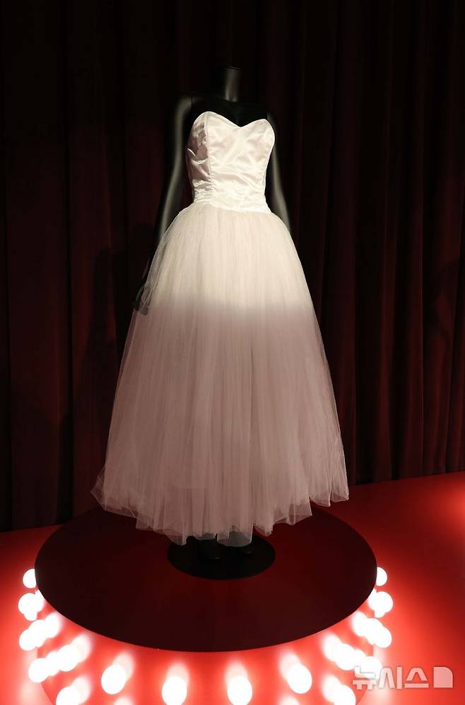 [서울=뉴시스] 고범준 기자 = 28일 서울 강남구 현대백화점 무역센터점 문화홀에서 열린 '위대한 뮤지션 100인전 vol.1'에서 마돈나가 착용한 무대 의상이 전시되어 있다. 전시관은 아메리칸 퀸, 디바, 위대한 밴드, 위대한 기타리스트 컬렉션, 팝의 황제, 힙합, 그래미 & BTS 등 7개 공간으로 구성됐다. 2025.02.28. bjko@newsis.com