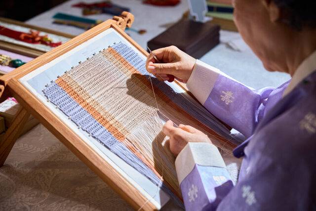 김은영 매듭장이 직접 염색한 비단실로 바게트 백을 만드는 모습. FENDI