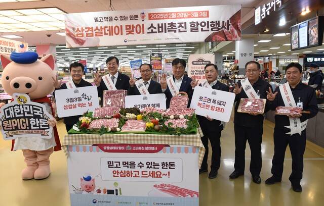 2월 28일 서울 농협유통 양재점에서 열린 삼겹살 데이 맞이 소비촉진 할인행사에서 참석자들이 한돈 소비촉진을 독려하고 있다. 왼쪽부터 이동근 농협유통 대표, 안병우 농협경제지주 축산경제대표, 안용덕 농림축산식품부 축산정책국장, 손세희 한돈자조금관리위원장, 고권진 제주양돈농협 조합장). 농협경제지주.