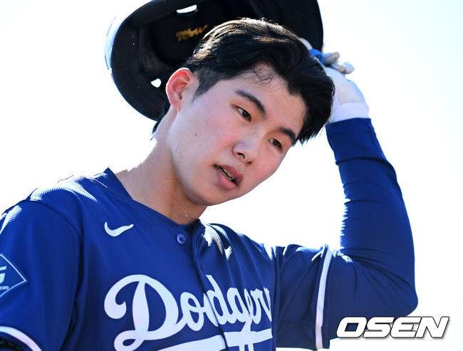 [OSEN=애리조나(미국), 이대선 기자] 26일(한국시간) 미국 애리조나주 글렌데일 캐멀백 랜치에서 2025 메이저리그 시범경기 LA 다저스와 시애틀 매리너스의 경기가 열렸다.김혜성은 다저스와 최대 3+2년 2200만 달러(약 320억원) 계약에 합의하며 메이저리그 진출에 성공했다.4회말 1사에서 LA 다저스 김혜성이 외야플라이로 물러나고 있다. 2025.02.26 / sunday@osen.co.kr