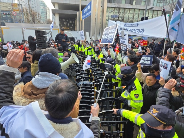 ▲28일 서울 동대문구 한국외대 정문 앞에 모인 극우세력들은 오후 1시부터 탄핵 찬성 측과 대치를 시작해 피켓을 뺏어 찢고 현수막을 짓밟는 등 폭력 행위를 벌였다. 탄핵 찬성 측 앰프를 뺏어가려다 제지당하자 손잡이와 안테나를 파손시켰으며, 한 극우 유튜버는 경찰 펜스를 향해 차를 몰고 위협하며 사이렌을 울리는 등 극단 행위까지 벌였다.ⓒ프레시안(박상혁)