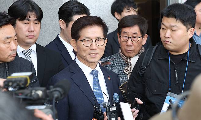 김문수 고용노동부 장관이 28일 대구 달서구 대구문화예술회관에서 열린 제65주년 2.28민주운동국가기념식에 참석한 후 기자들과 만나 질의응답을 하고 있다. 연합뉴스