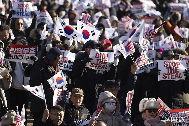 1월15일 경기도 과천 고위공직자범죄수사처 앞에서 윤석열 대통령 석방을 요구하는 보수 단체 회원들. ⓒ시사IN 이명익