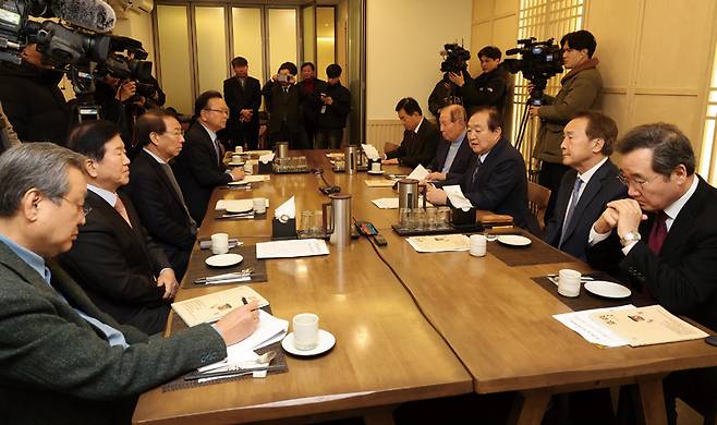 전 국회의장·국무총리·당대표로 구성된 '나라를 걱정하는 원로모임' 제3차 간담회가 2월3일 서울 여의도 한 음식점에서 열렸다. 이들은 정치권에 탄핵심판이나 조기 대선보다도 개헌이 먼저 이뤄져야 한다고 촉구하고 있다.&nbsp;맨 오른쪽에 앉은 이낙연 전 총리 ⓒ연합뉴스