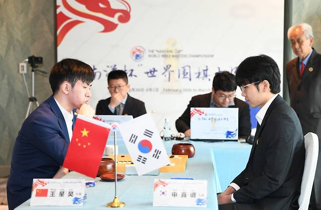 신진서 9단(오른쪽)이 28일 싱가포르에서 열린 제1회 난양배 월드바둑마스터스 결승 3번기 2국에서 중국의 왕싱하오 9단과 대국하고 있다.   한국기원 제공