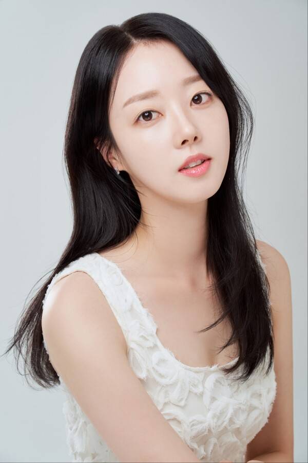 ▲ YK&nbsp;미디어플러스와 전속계약을 체결한 윤다영. 제공|YK&nbsp;미디어플러스