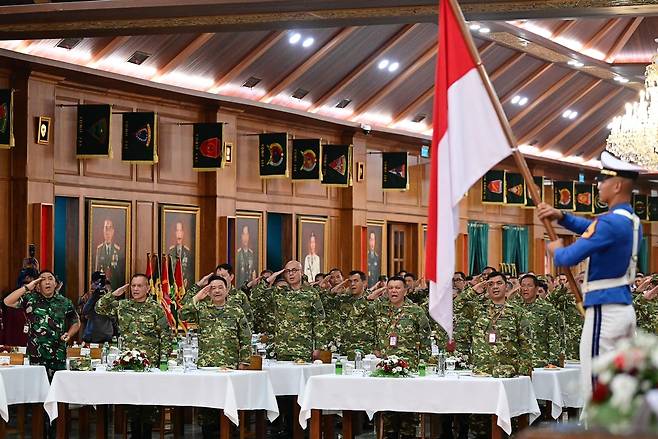 지난해 10월 27일 군복을 입은 인도네시아 내각 인사들이 만찬에 앞서 프라보워 대통령에게 거수경례를 하고 있다. 인도네시아 내각처