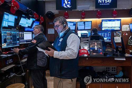 뉴욕증권거래소의 트레이더 [AFP 연합뉴스 자료사진]