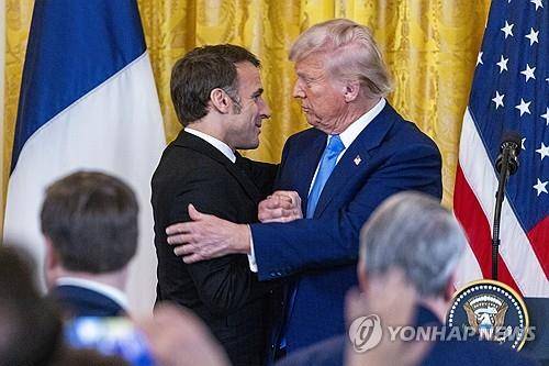 마크롱과 트럼프 (워싱턴DC UPI=연합뉴스) 2025년 2월 24일 에마뉘엘 마크롱(왼쪽) 프랑스 대통령과 도널드 트럼프(오른쪽) 미국 대통령이 정상회담을 마친 후 미국 워싱턴DC 백악관의 이스트룸에서 공동 기자회견을 마무리하면서 포옹하고 있다. (EPA/SHAWN THEW) 2025.2.28.