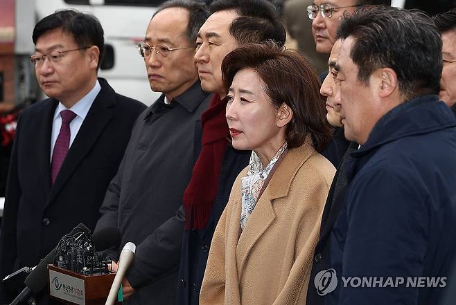 입장 밝히는 나경원 의원 (서울=연합뉴스) 국민의힘 나경원 의원을 비롯한 국민의힘 의원들이 25일 서울 종로구 헌법재판소에서 열린 윤석열 대통령 탄핵 심판 11차 변론 방청에 앞서 입장을 밝히고 있다. 2025.2.25 [사진공동취재단] photo@yna.co.kr