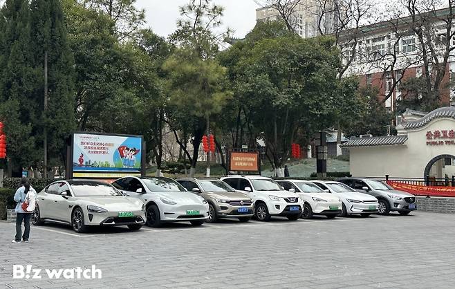 지난 20일 중국 안후이성 삼화고진 주차장에 많은 수의 전기차가 주차된 모습을 보이고 있다. 중국의 친환경 자동차(EV, 하이브리드 등)는 녹색 번호판이 장착된다./사진=이명근 기자 qwe123@