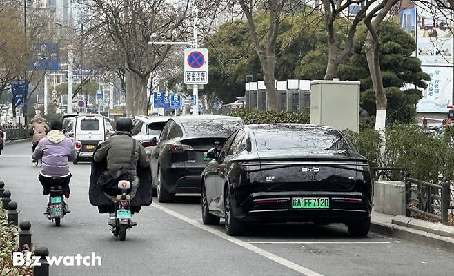 지난 23일 중국 안후이성 육안시 거리에 많은 수의 전기차가 보이고 있다./사진=이명근 기자 qwe123@