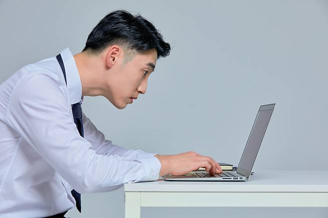 가장 안 좋은 자세는 고개를 오래 숙이고 있는 것이다. [사진= 게티이미지뱅크]
