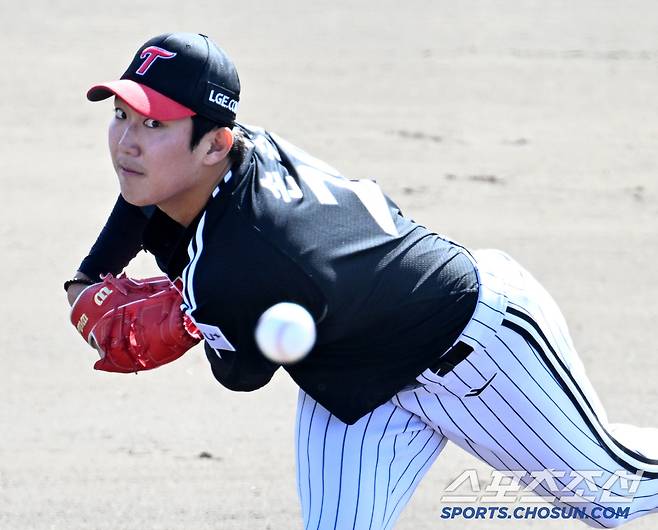 1일 일본 오키나와 아카마구장에서 열린 LG와 삼성의 연습경기, LG 손주영이 역투하고 있다. 오키나와(일본)=허상욱 기자 wook@sportschosun.com/2025.03.01/