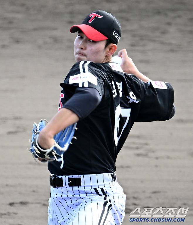 27일 일본 오키나와 킨 스타디움에서 열린 LG와 KIA의 연습경기, 9회말 등판한 LG 김영우가 역투하고 있다. 오키나와(일본)=허상욱 기자 wook@sportschosun.com/2025.02.27/