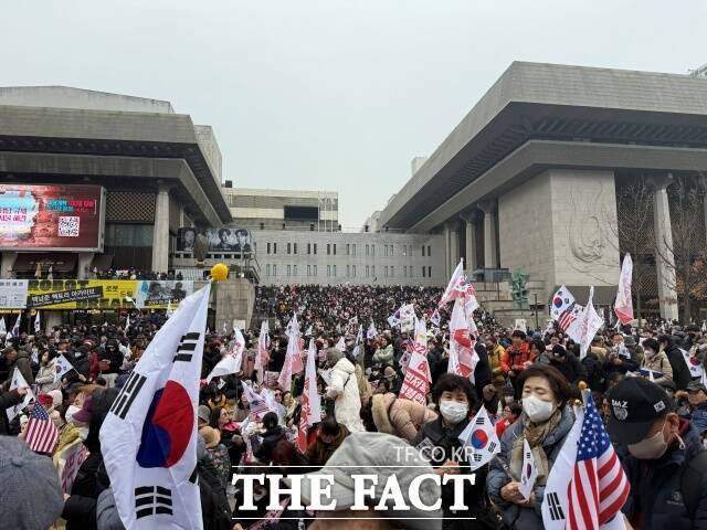 윤석열 대통령 탄핵 선고를 앞둔 1일 오후 1시30분께 윤 대통령 지지자들이서울 종로구 광화문 일대에 모여 있다./정인지 기자