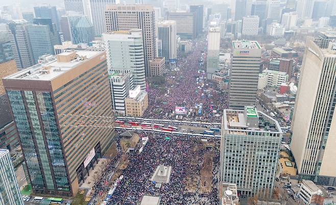 1일 오후 서울 세종대로 일대에서 윤석열 대통령 탄핵 반대 집회가 열리고 있다. /장련성 기자