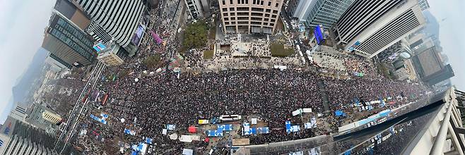 1일 오후 서울 광화문 세종대로 일대에서 탄핵반대집회가 열리고 있다. 광화문부터 서울광장까지 인파로 가득하다./장련성 기자