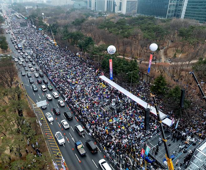 1일 서울 여의도에서 개신교 단체인 '세이브코리아'가 주최한 국가 비상 기도회에서 수많은 시민들이 참여해 여의대로가 붐비고 있다. /박성원 기자