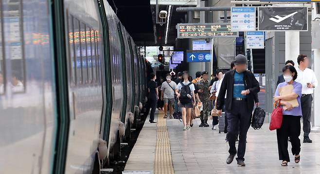 서울역에서 시민들이 KTX에 탑승하기 위해 발걸음을 옮기고 있다. /뉴스1