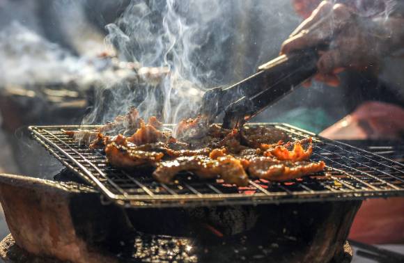 장 교수는 "주의해야 할 점은 탄 고기를 먹는 것이 아니라, 고기를 구울 때 지방이 불에 떨어져 생기는 연기를 흡입하는 것"이라고 강조했다. 사진은 본 기사 내용과 무관함. [사진=항암온열치료포럼]