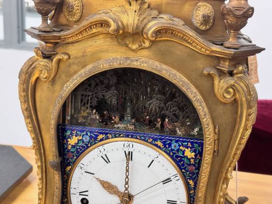 지난 21일 베이징 고궁박물원의 시계복원실에서 복원을 마치고 전시를 기다리는 ‘동도금자개염인타종(銅鍍金自開帘人打鐘)’. 시침 분침 기판 위로 풍경 조각들이 태엽 동력원을 이용해 스스로 움직인다. 신경진 기자