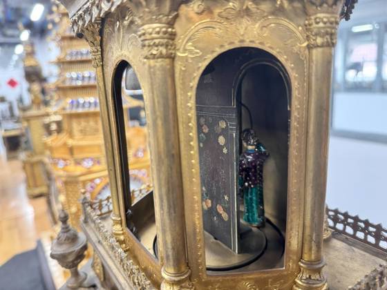 18세기 중국 광저우에서 제작한 ‘동도금자개염인타종(銅鍍金自開帘人打鐘)’의 내부. 시침이 정각을 가리키면 인형이 앞으로 나와 종을 치며 시간을 알린다. 신경진 기자