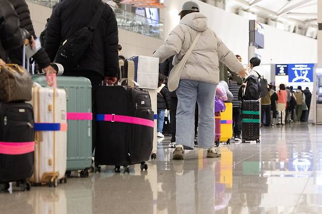 인천국제공항 1터미널 출국장에서 이용객들이 탑승수속을 위해 길게 줄 서 있다. 사진=뉴스1