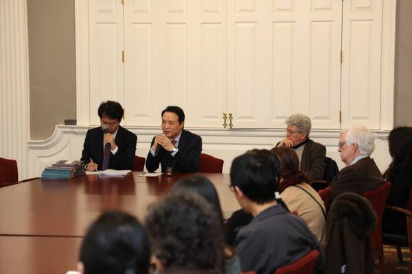 임태희 경기도교육감이 지난 27일(현지시각) 하버드대 롱펠로우홀 엘리엇 라이먼 룸에서 열린 하버드대학교 교수 간담회에서 경기교육방향에 대해 이야기를 하고 있다. 경기도교육청 제공