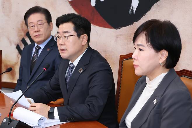 더불어민주당 박찬대 원내대표가 28일 서울 여의도 국회에서 열린 확대간부회의에서 발언하고 있다. 2025.2.28 [사진 = 연합뉴스]