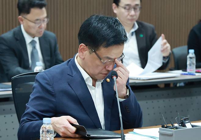 최상목 대통령 권한대행 부총리 겸 기획재정부 장관이 28일 서울 중구 한국프레스센터 신용회복위원회 대회의실에서 열린 민생경제점검회의에서 발언을 마친 뒤 안경을 고쳐쓰고 있다. 2025.2.28 [사진 = 연합뉴스]