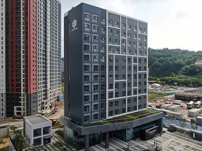 현대엔지니어링이 시공한 13층짜리 모듈러 주택 ‘용인영덕 경기행복주택’(사진 현대엔지니어링 제공)