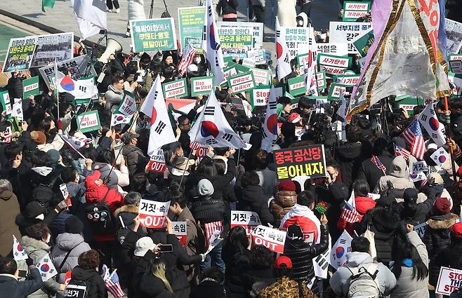지난 26일 서울 서대문구 이화여자대학교 정문에서 윤석열 대통령 탄핵 찬성 집회와 탄핵 반대 집회가 열리고 있다. [연합]